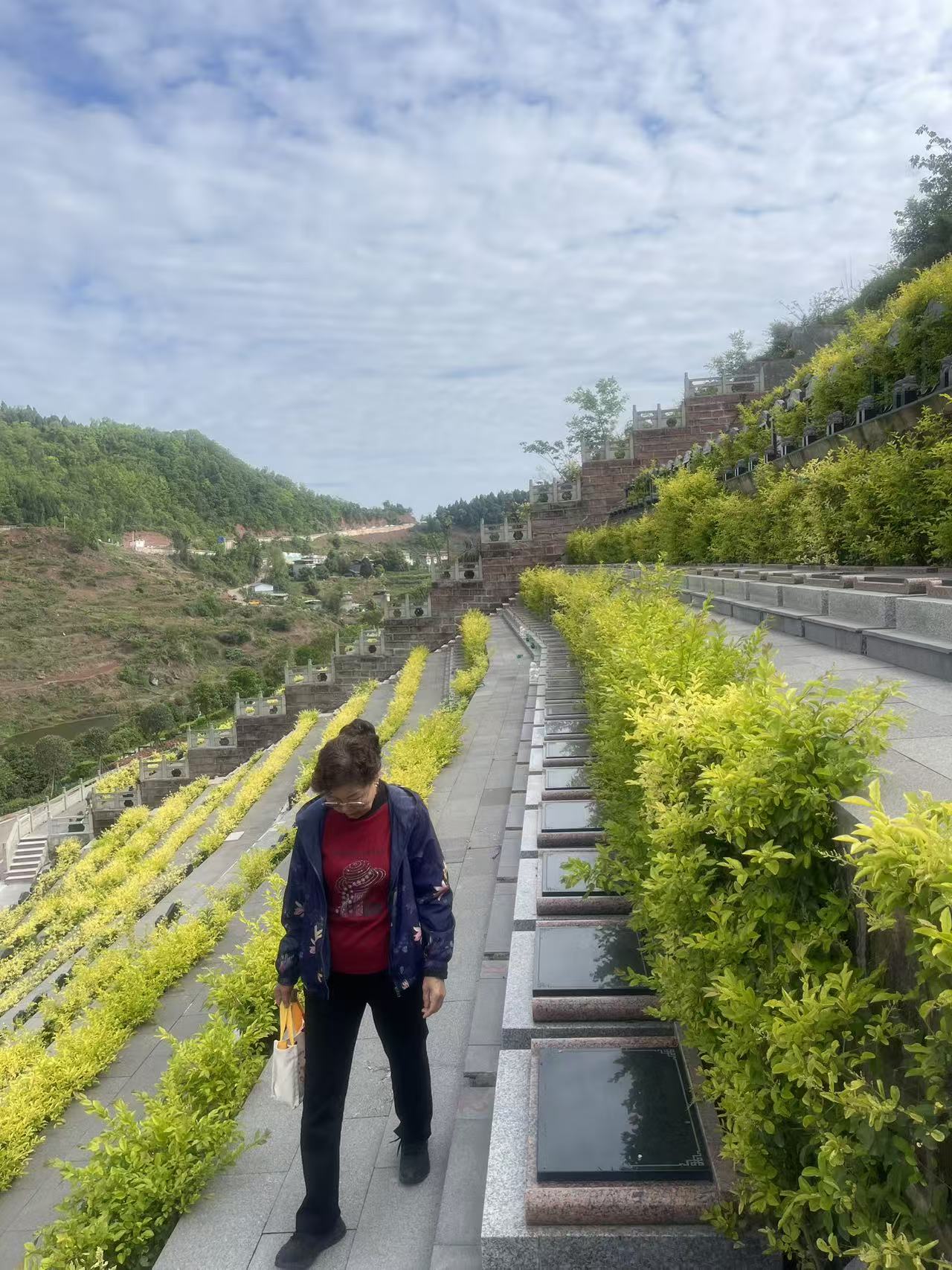 卧龙寺公墓实景5